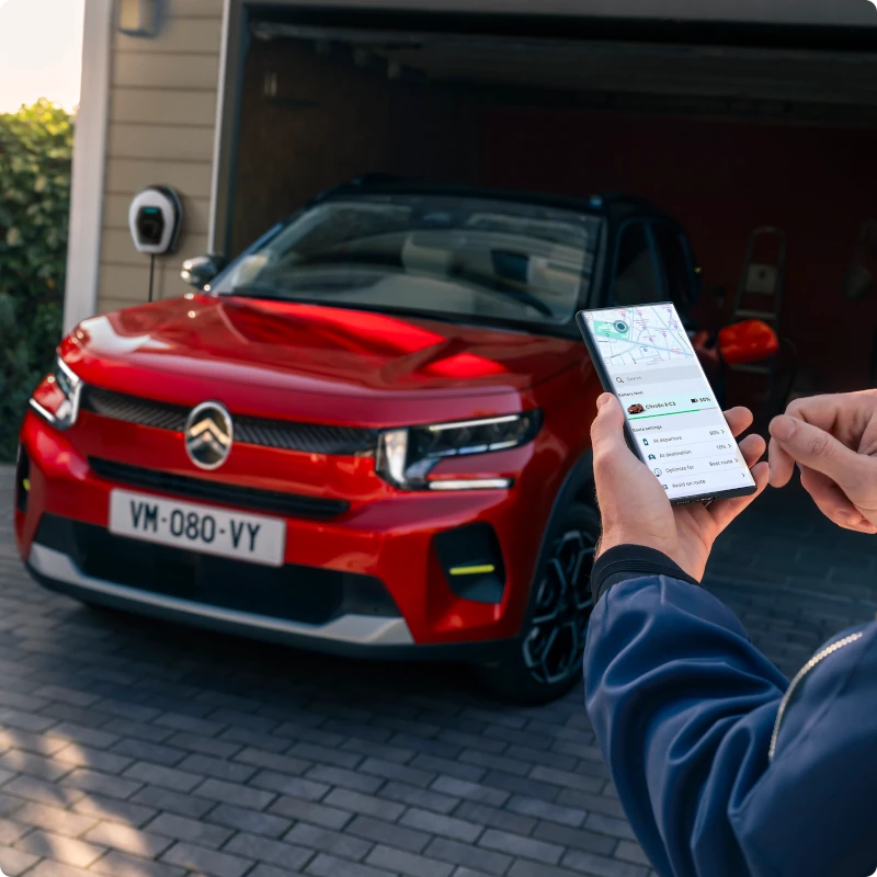 Thuislaadaanzicht van de Citroën ë‑C3 elektrische SUV met verbonden app‑functies voor efficiënte en betaalbare dagelijkse mobiliteit.
