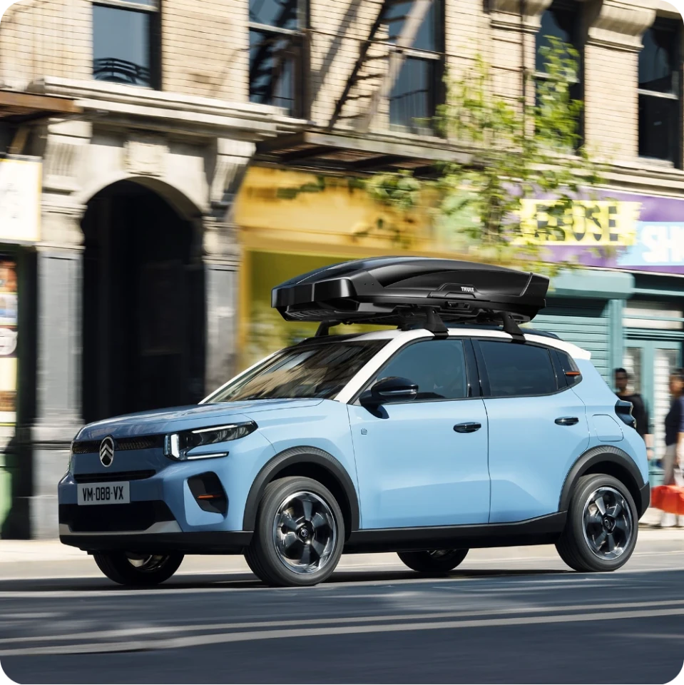 Zijaanzicht van de Citroën C3 met dakdragers dat extra laadmogelijkheden toont voor praktische en flexibele outdoor‑mobiliteit.