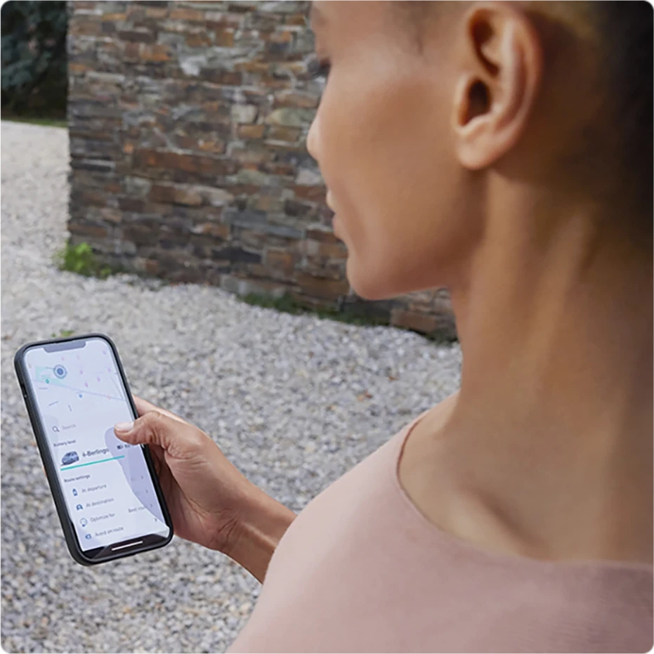 Close‑up van een smartphone waarmee Citroën connected services worden gebruikt voor slimmer, naadloos en gemakkelijk dagelijks rijden.
