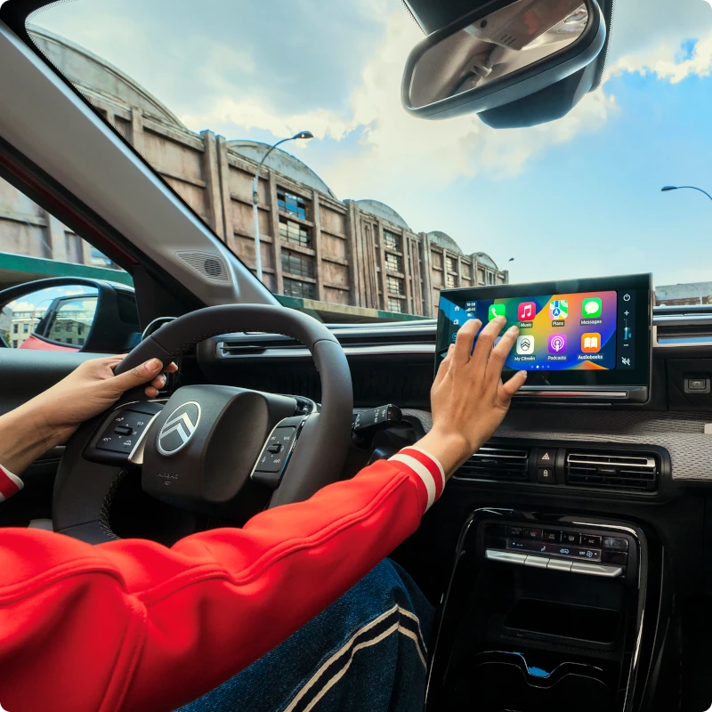 Interieuraanzicht tijdens het rijden dat Citroën‑veiligheidstechnologieën toont voor meer comfort, vertrouwen en rijgemak.