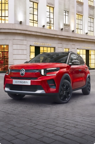 Driekwart vooraanzicht van de Citroën C3 compacte SUV met gevormde motorkap en moderne verlichting voor efficiënte en betaalbare mobiliteit.