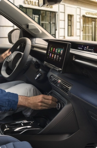 Interieuraanzicht van de Citroën C3 compacte SUV, met focus op het gevanceerde infotainmentsysteem en stuurcontrole voor dagelijks comfort; slim alternatief voor een elektrische auto.