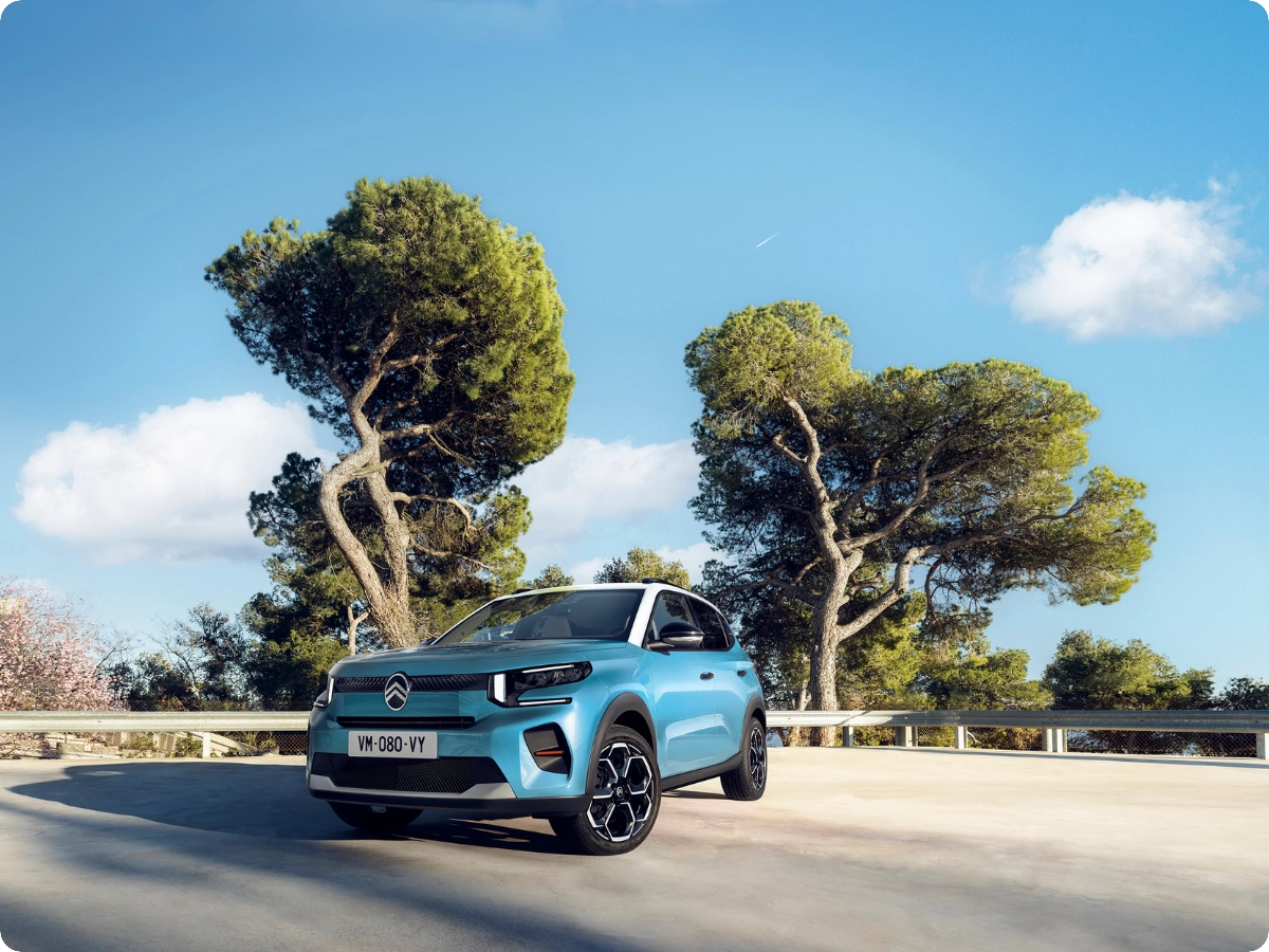 Driekwart vooraanzicht buiten van de Citroën C3 compacte SUV die directe beschikbaarheid toont voor gemakkelijke, zelfverzekerde en betaalbare mobiliteit.