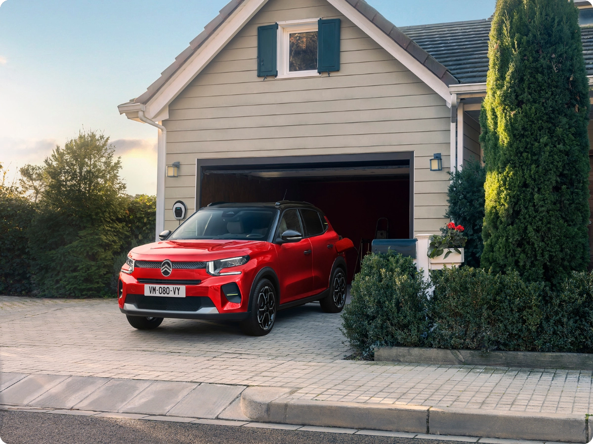 Driekwart vooraanzicht buiten van de Citroën ë‑C3 elektrische SUV met modern design voor zelfverzekerde, efficiënte en betaalbare stedelijke mobiliteit.