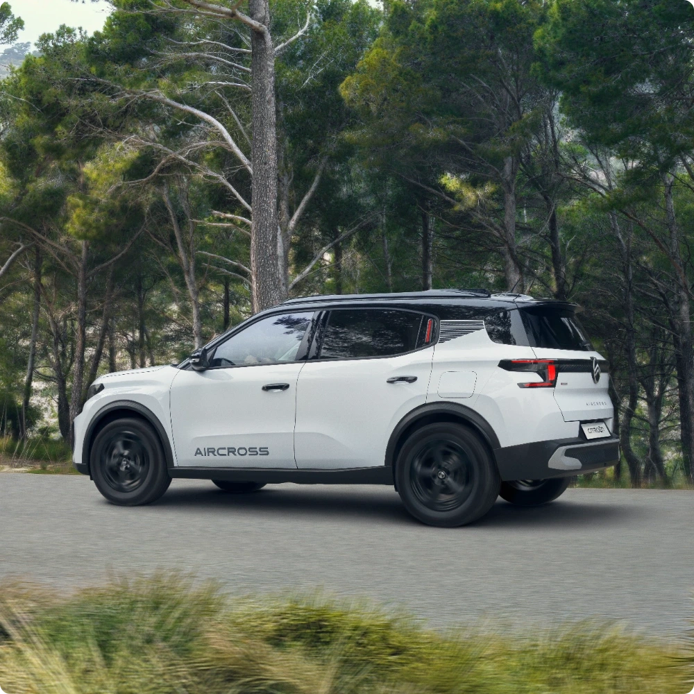 Driekwart achteraanzicht van de Citroën C3 Aircross Hybrid SUV rijdend, met nadruk op soepele elektrisch ondersteunde prestaties voor zelfverzekerde, veelzijdige en betaalbare mobiliteit.