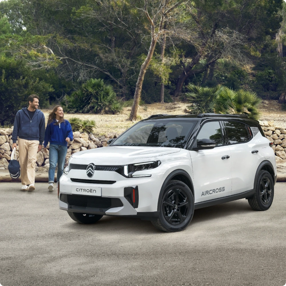 Vooraanzicht van de Citroën C3 Aircross Hybrid SUV, dat het moeiteloze rijden met elektrische ondersteuning illustreert voor comfortabele, zelfverzekerde en betaalbare mobiliteit.