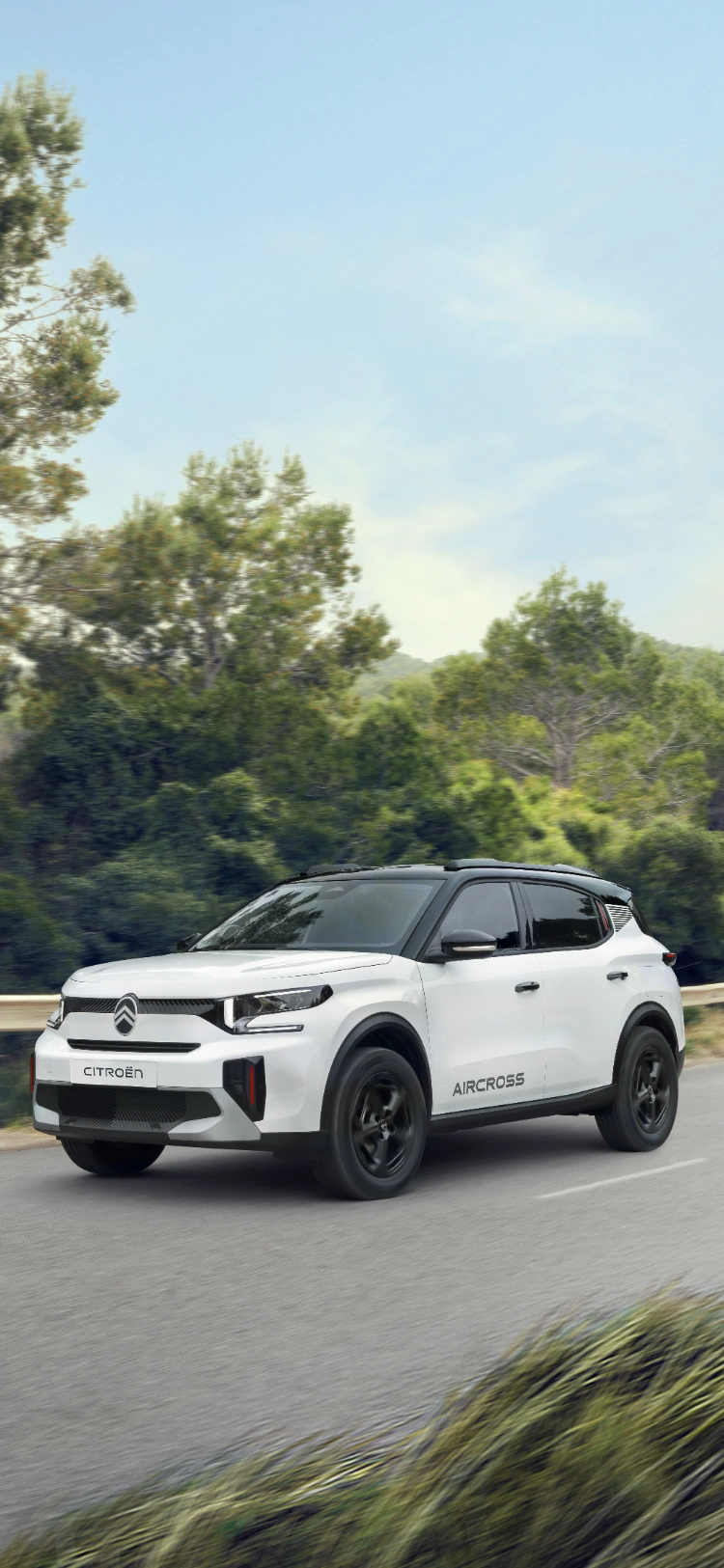 Driekwart vooraanzicht van de Citroën ë‑C3 Aircross elektrische SUV rijdend, met nadruk op een zelfverzekerde uitstraling op de weg voor soepele, efficiënte en betaalbare mobiliteit.