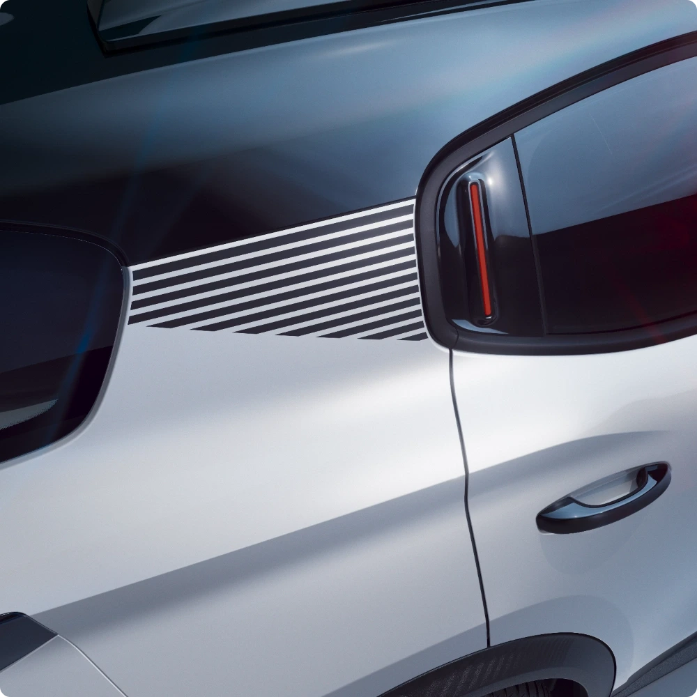 Exterieurdetail in buitenomgeving met driekwart voor‑ en achteraanzicht van de Citroën C3 Aircross SUV, met nadruk op robuuste styling voor zelfverzekerde, veelzijdige en betaalbare dagelijkse mobiliteit.