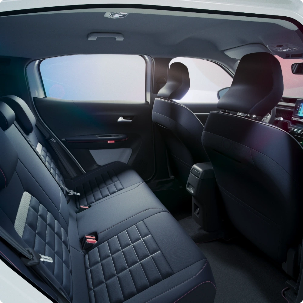 Interieuraanzicht achterin van de Citroën ë‑C3 Aircross elektrische SUV met lounge‑achtige zitplaatsen voor ontspannen, ruime en betaalbare mobiliteit.