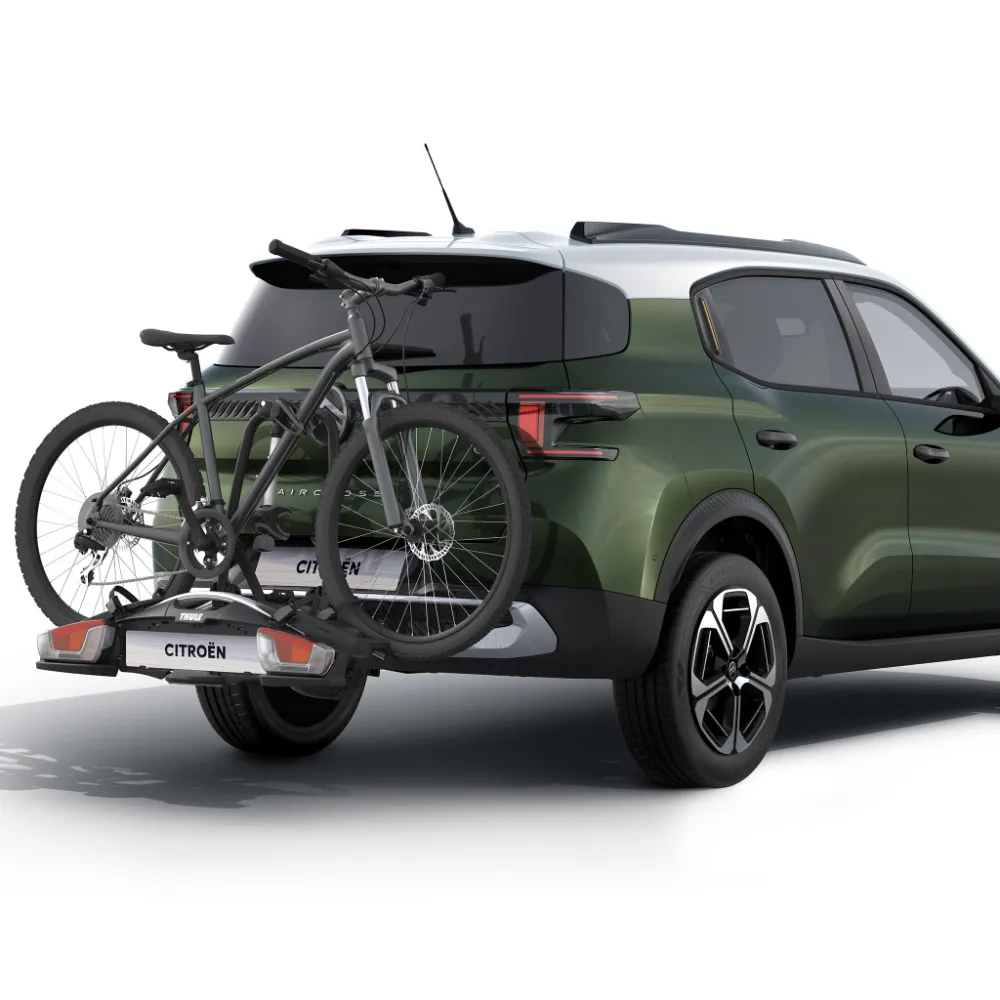 Achteraanzicht van de Citroën ë‑C3 Aircross elektrische SUV met fietsendrager voor eenvoudig fietsvervoer en veelzijdige, betaalbare mobiliteit.