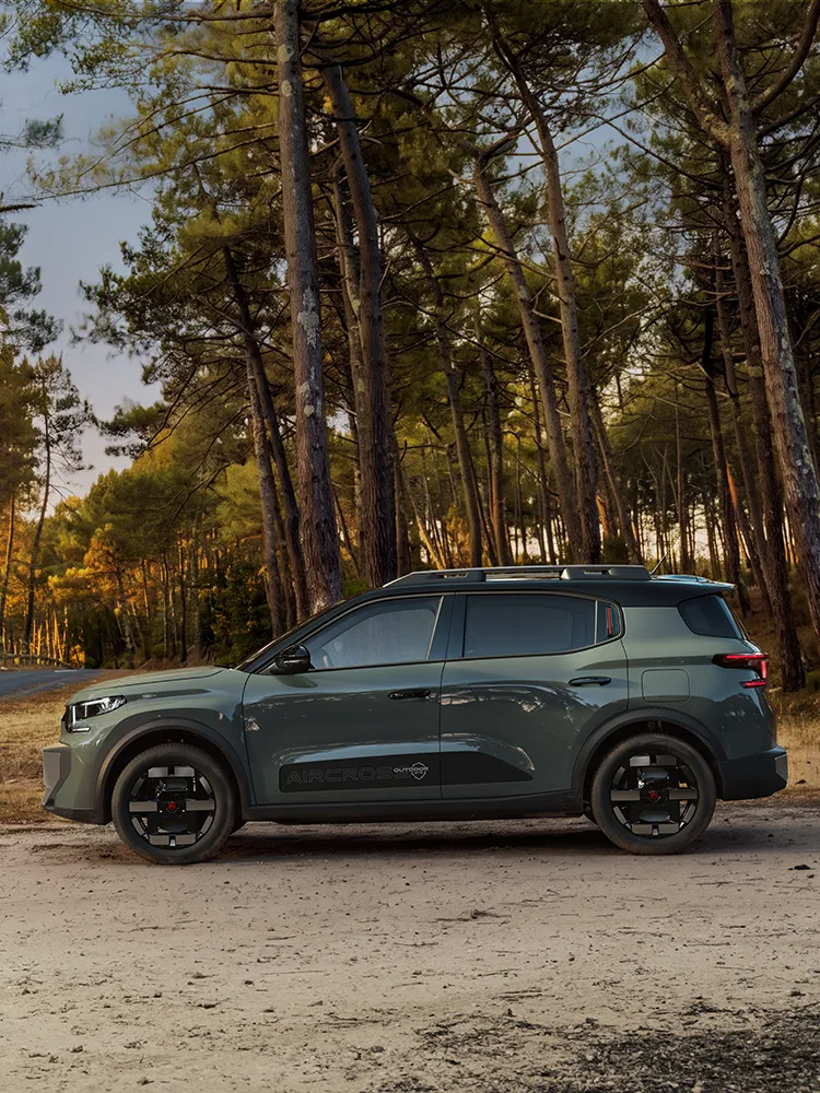 Side profile view Citroën C3 Aircross SUV shows Advanced Comfort, LED signature, family SUV with spacious design