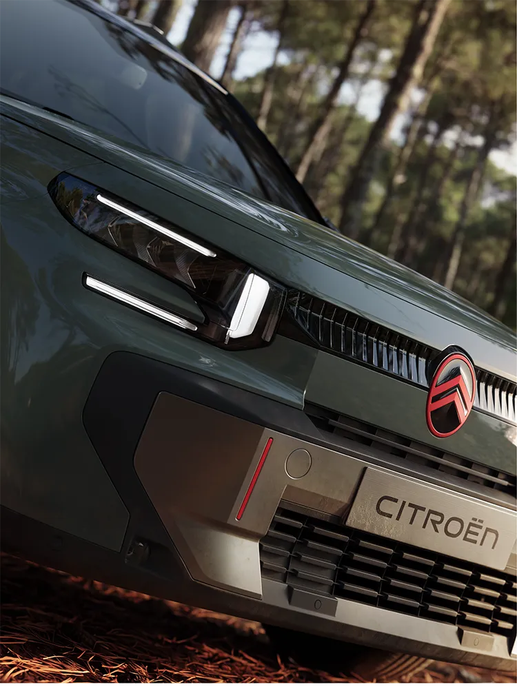 Close-up front three-quarter view Citroën C3 Aircross shows LED signature, Advanced Comfort, family SUV styling
