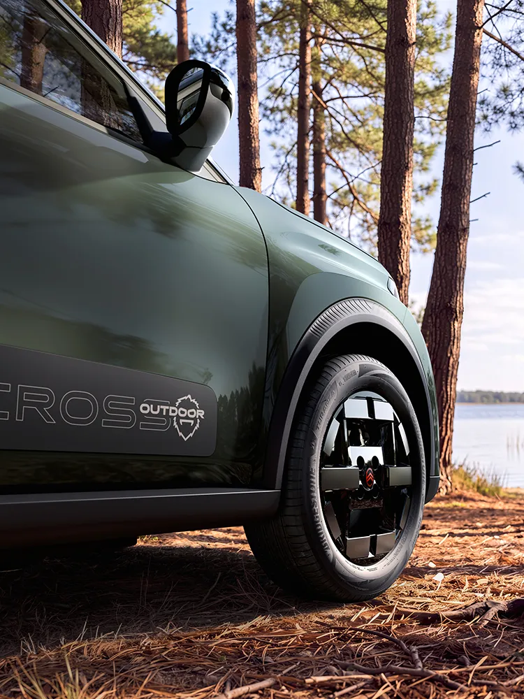 Close-up side view Citroën C3 Aircross SUV shows outdoor wheel design, Advanced Comfort, family SUV adventure