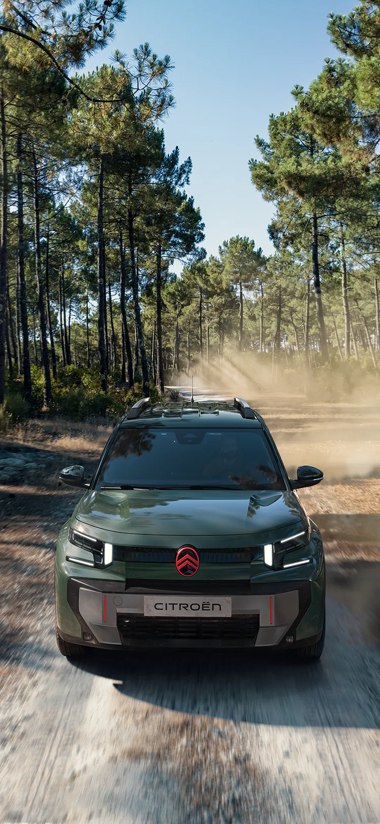 Luchtfoto van de voorkant van de Citroën C3 Aircross SUV toont de kenmerkende LED-verlichting, Advanced Comfort, gezins-SUV op een bospad