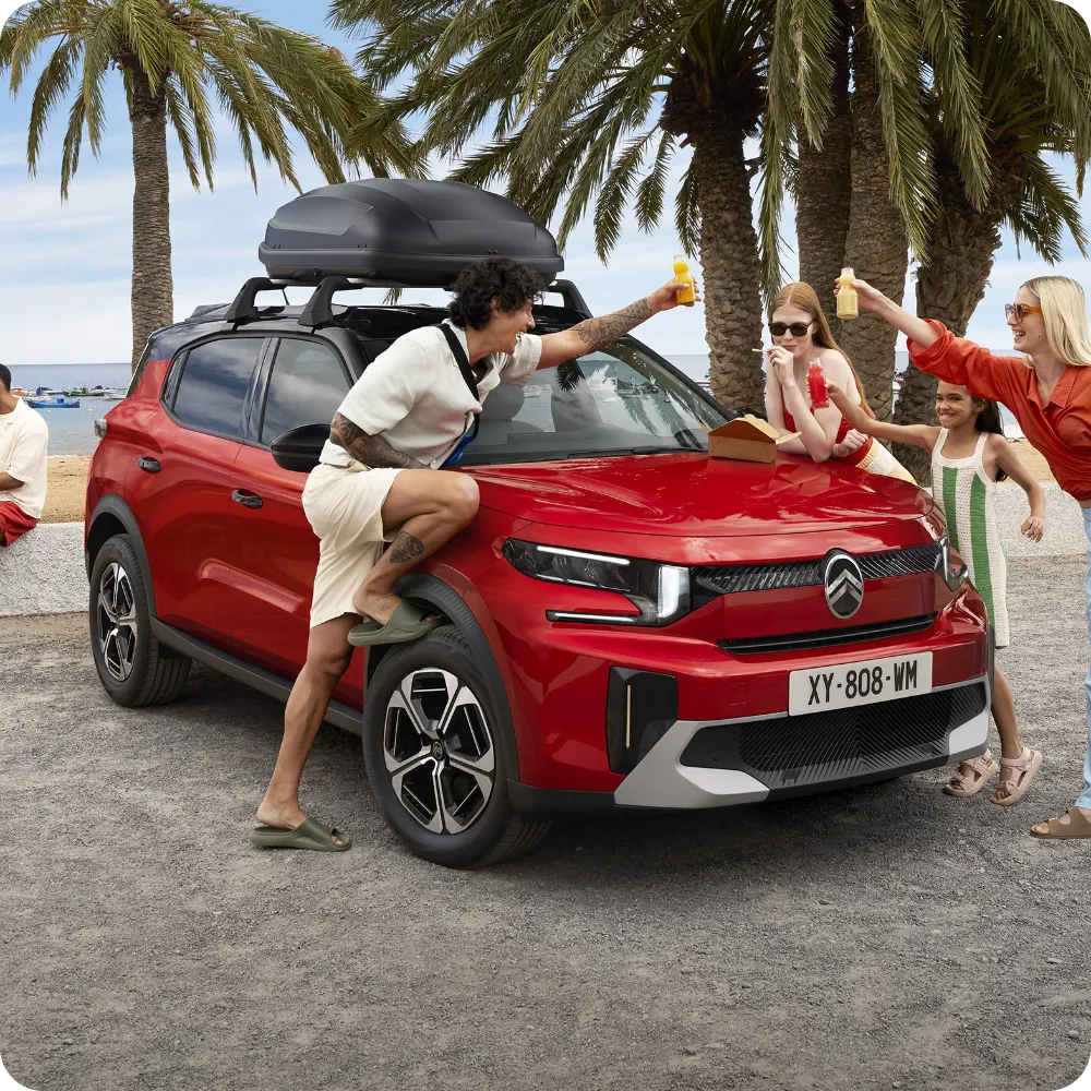 Buitenaanzicht van de Citroën C3 Aircross SUV met dakdragers en dakkoffer voor veelzijdige, ruime en betaalbare reismogelijkheden.
