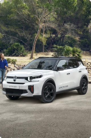 Driekwart vooraanzicht van de Citroën C3 Aircross SUV, met uitgesproken crossover‑design voor zelfverzekerde, moderne en betaalbare dagelijkse mobiliteit.
