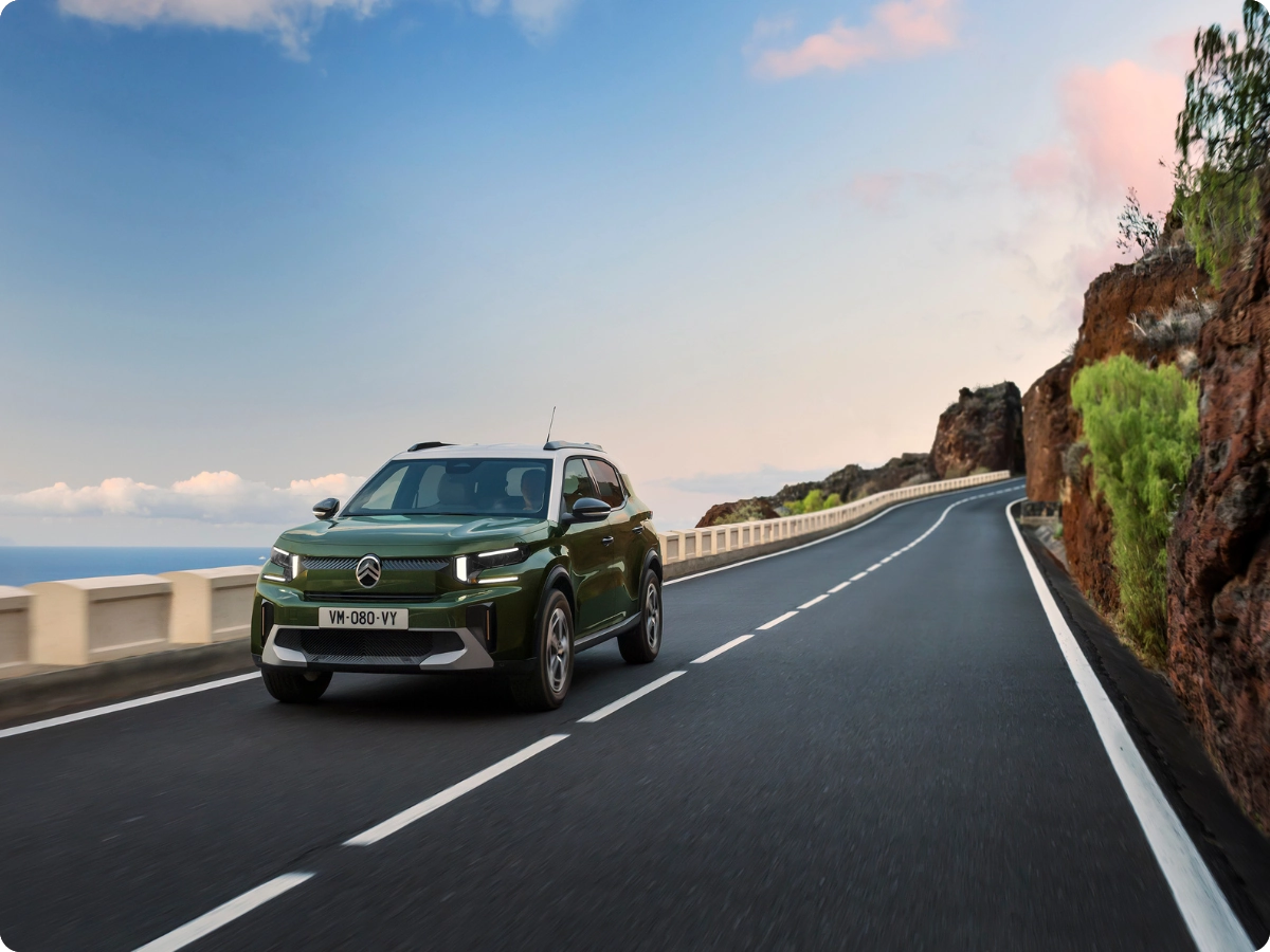 Vooraanzicht rijdend van de Citroën ë‑C3 Aircross elektrische SUV met directe beschikbaarheid voor zelfverzekerde, efficiënte en betaalbare mobiliteit.