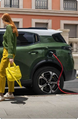 Zijaanzicht tijdens opladen van de Citroën ë‑C3 Aircross elektrische SUV met eenvoudig toegankelijke laadaansluiting voor gemakkelijke, efficiënte en betaalbare mobiliteit.