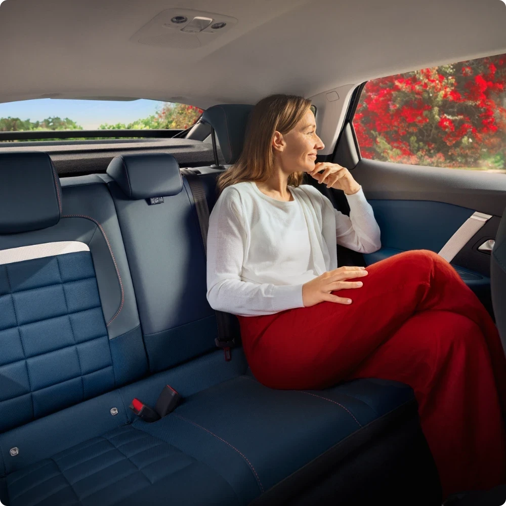 Driekwart vooraanzicht van de C4 Hybrid met efficiëntie, veiligheid, comfort en technologie voor een moeiteloze premium rijervaring.