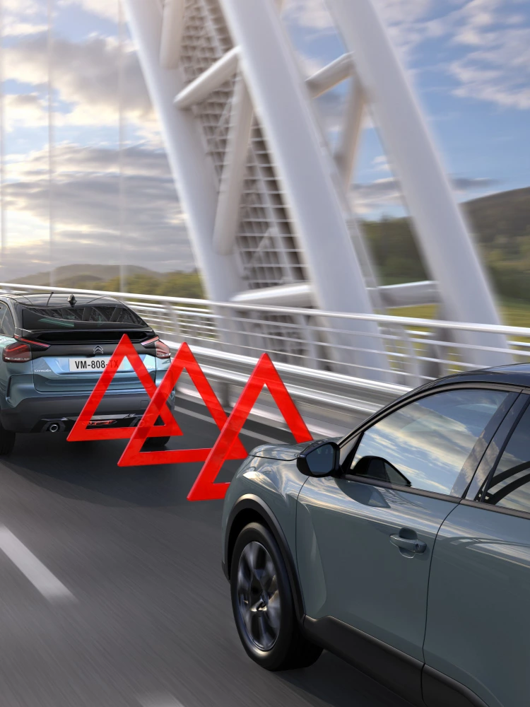 Achteraanzicht van de ë‑C4 met Active Safety Brake en botswaarschuwing, waarin veiligheid, technologie en design zorgen voor een veilige rit.