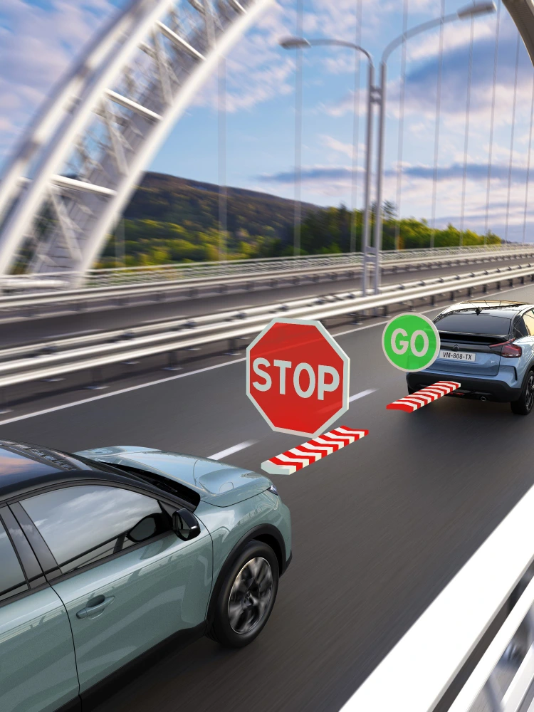 Zijaanzicht van de ë‑C4 met Adaptive Cruise Control Stop & Go, waarbij veiligheid, technologie en comfort samenkomen voor een veilige premium rijervaring.