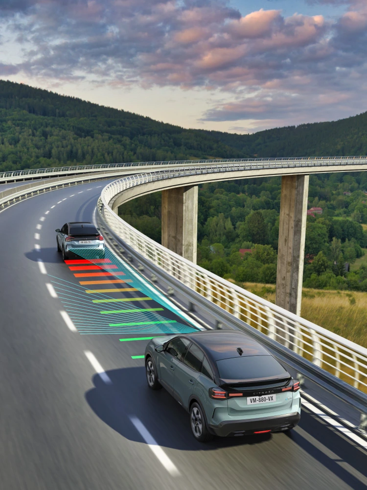 Achteraanzicht van de ë‑C4 met Drive Assist Level 2, waarbij veiligheid, technologie en rijstrookpositionering samenkomen voor semi‑autonoom rijden.