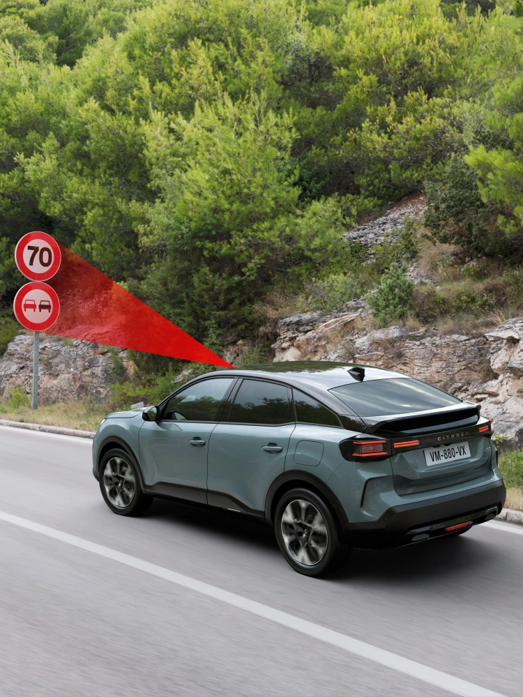 Zijaanzicht van de ë‑C4 met uitgebreide verkeersbordherkenning, gericht op veiligheid, technologie en zicht voor een veiligere premium rit.
