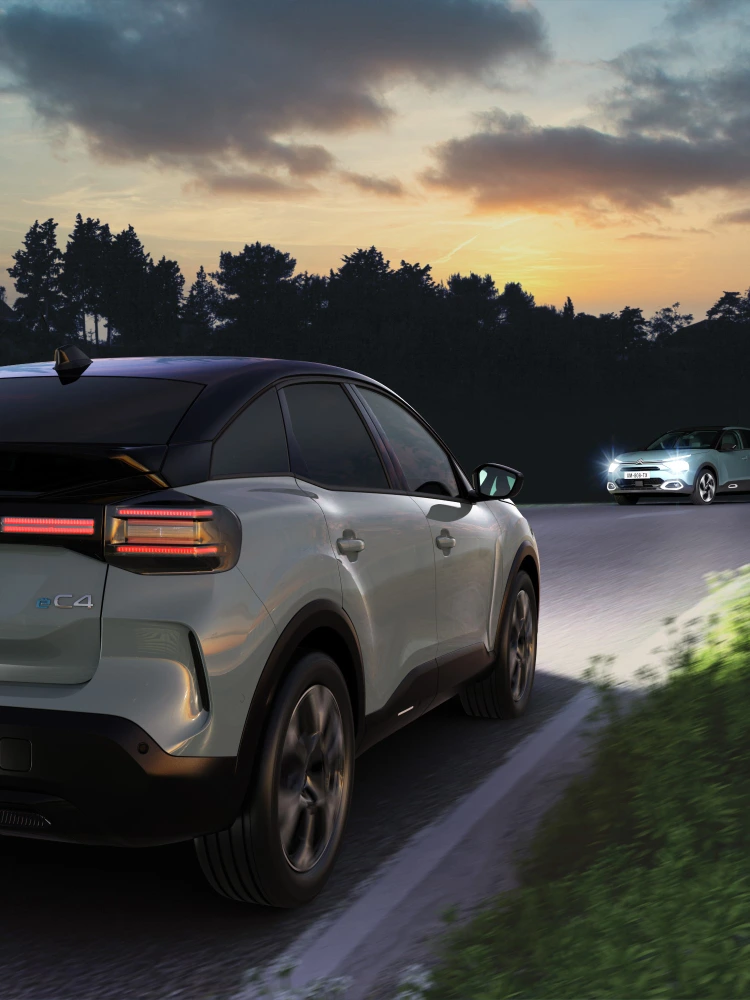 Achteraanzicht van de ë‑C4 met High Beam Assist die zicht, veiligheid en technologie verbetert voor een serene premium rijervaring in het donker.
