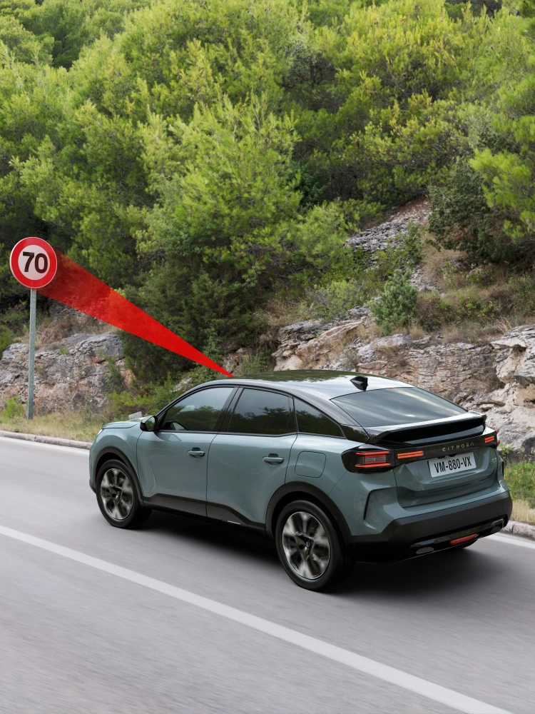 Zijaanzicht van de ë‑C4 met verkeersbordherkenning, gericht op veiligheid, technologie en zicht voor een veiligere premium rijervaring.