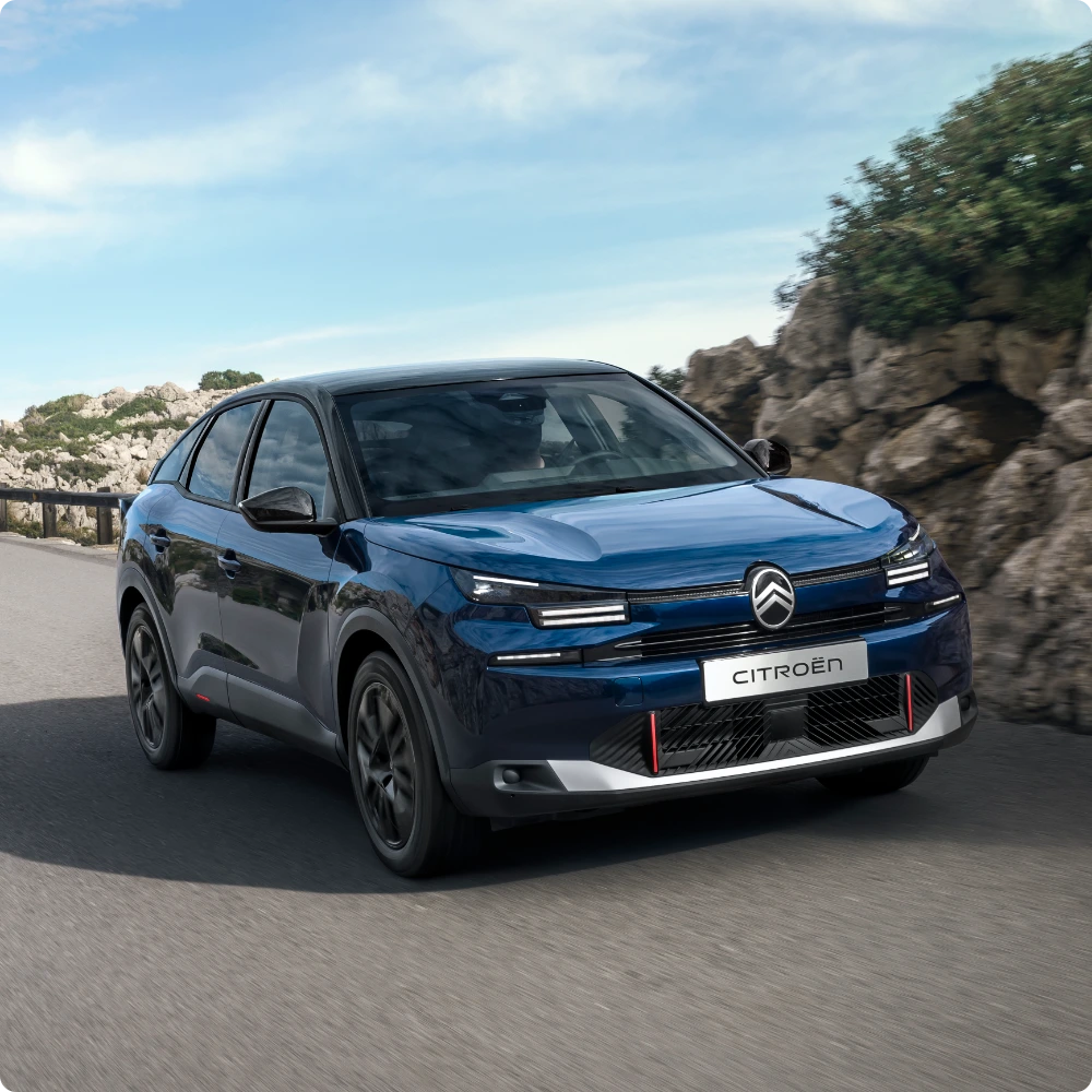Driekwart vooraanzicht van de ë‑C4 met elektrische efficiëntie, een groter rijbereik en soepel rijgedrag voor meer vrijheid.