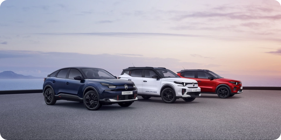 Driekwart vooraanzicht van de C4 COLLECTION met C3 Aircross en C3 COLLECTION, met nadruk op design, efficiëntie en premium stijl