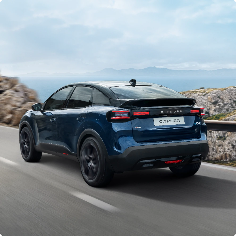 Driekwart achteraanzicht van de Citroën C4 Hybrid rijdend, met nadruk op efficiëntie, technologie, design en comfort voor een premium en slimme stedelijke mobiliteitservaring.
