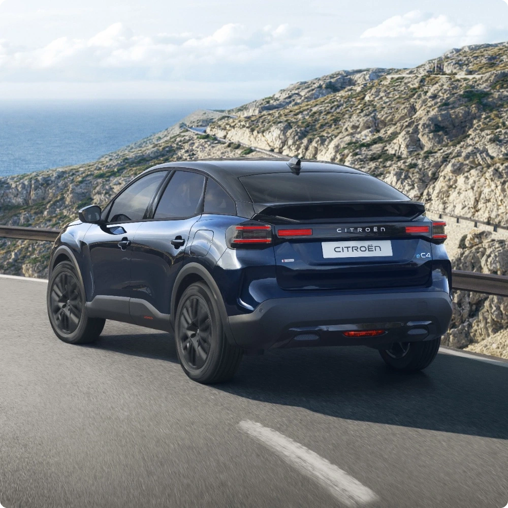 Driekwart vooraanzicht van de Citroën C4 rijdend, met onderscheidend aerodynamisch design, efficiëntie, comfort en moderne styling.