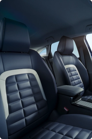 Zijaanzicht van het interieur van de C4 met comfort, veiligheid en ruimte voor een ontspannen premium moment in de buitenlucht.