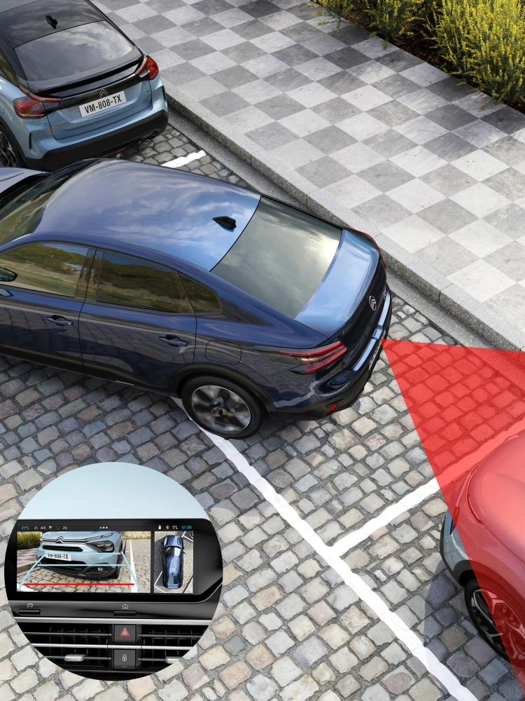 Bovenaanzicht van de Citroën C4 X met gebruik van de 180°‑achteruitrijcamera voor veilig parkeren.