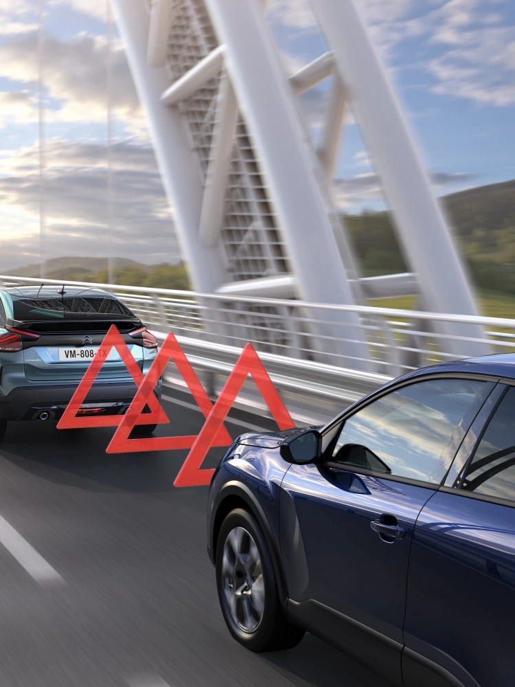 De Citroën C4 X die een voertuig vóór zich detecteert met actieve Forward Collision Warning voor veiliger rijden.