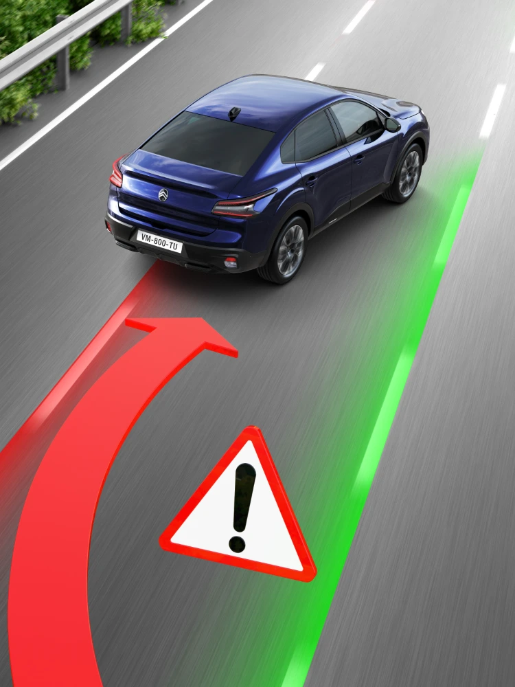 De Citroën C4 X met rijstrookwaarschuwing wanneer het voertuig de belijning nadert.