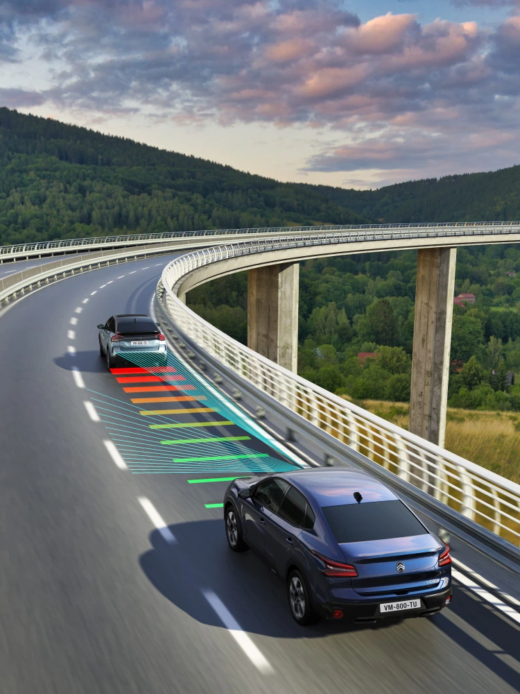 De Citroën C4 X die meerdere snelheids‑ en restrictieborden herkent met Extended Traffic Sign Recognition.