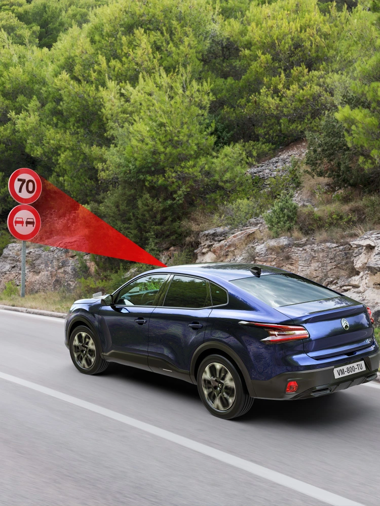De Citroën C4 X die meerdere snelheids‑ en restrictieborden herkent met Extended Traffic Sign Recognition.