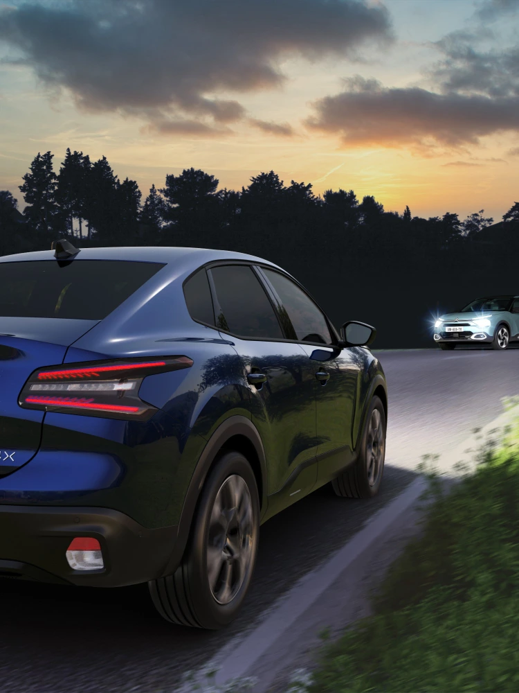 De Citroën C4 X rijdend in het donker met High Beam Assist dat de weg veilig verlicht.