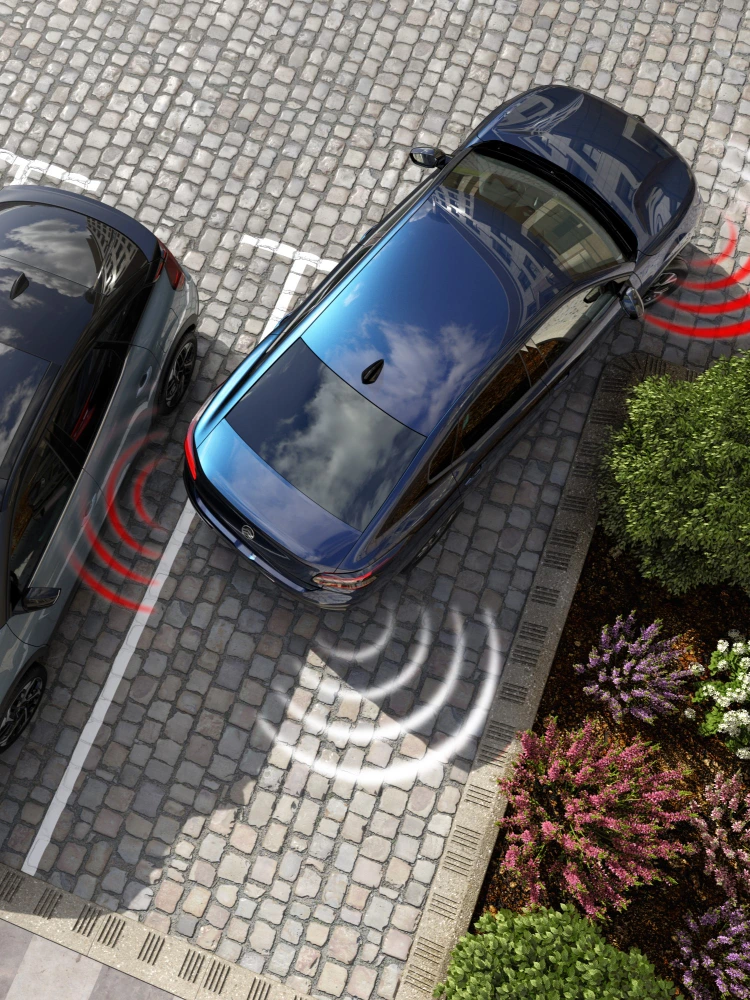 Bovenaanzicht van de Citroën C4 X met actieve parkeersensoren voor en achter tijdens het manoeuvreren.