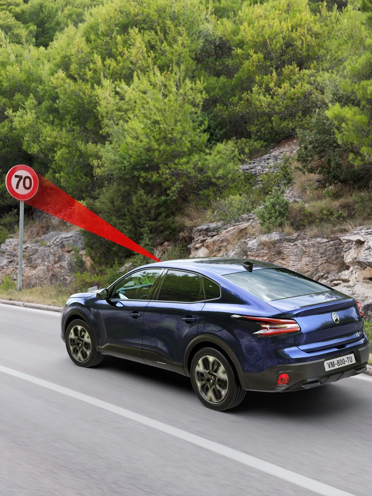 De Citroën C4 X die een snelheidsbord van 70 km/u detecteert met actieve verkeersbordherkenning.