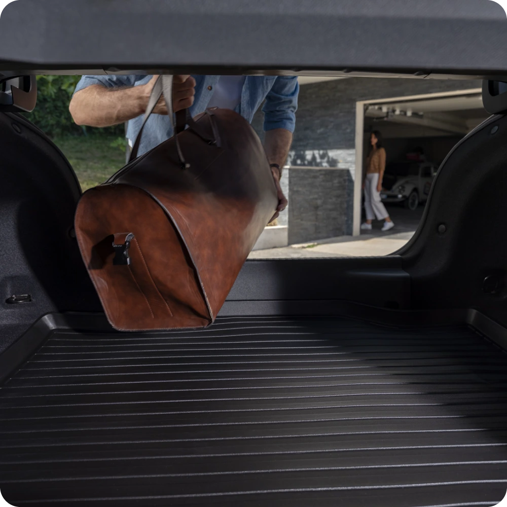 Bagageruimte van de Citroën C4 X met geplaatste bagageruimtebak ter bescherming tegen slijtage.