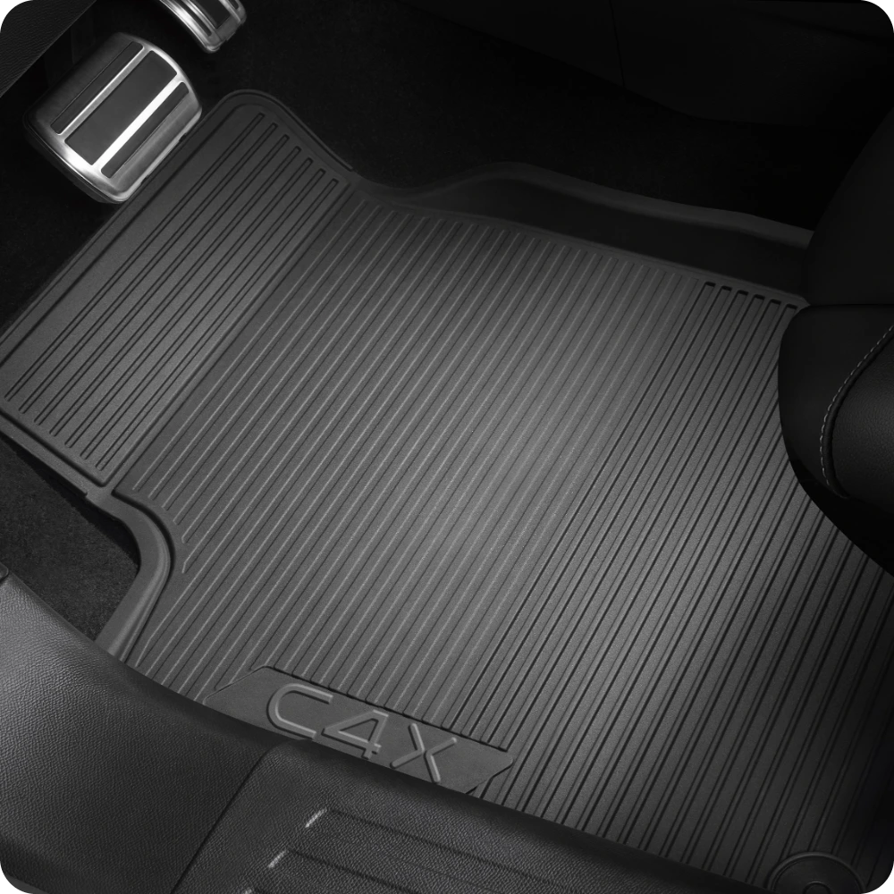 Set all‑weather vloermatten ontworpen om het interieur van de Citroën C4 X te beschermen.