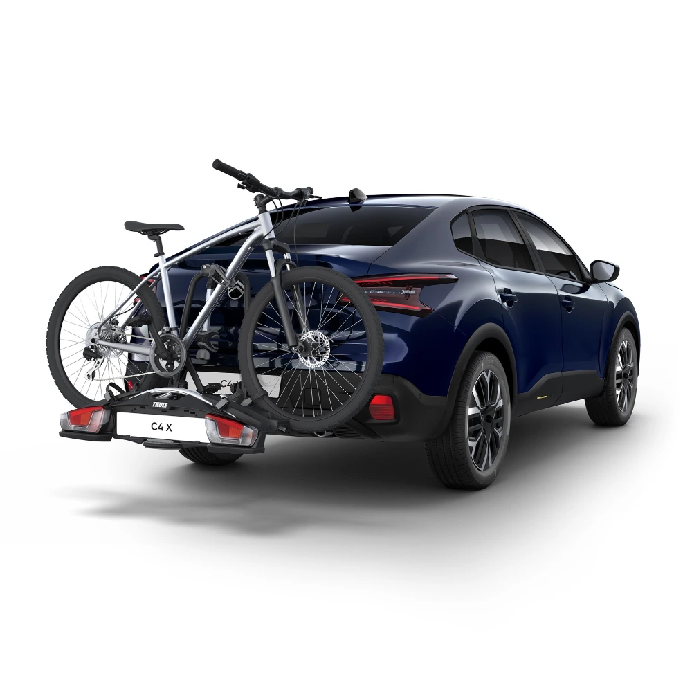 Citroën C4 X uitgerust met een fietsendrager achterop voor eenvoudig fietsvervoer.
