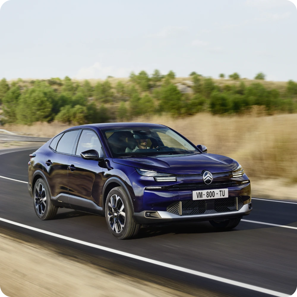 De Citroën C4 X rijdend op de weg, ter illustratie van veiligheids‑ en rijcomfortdiensten.