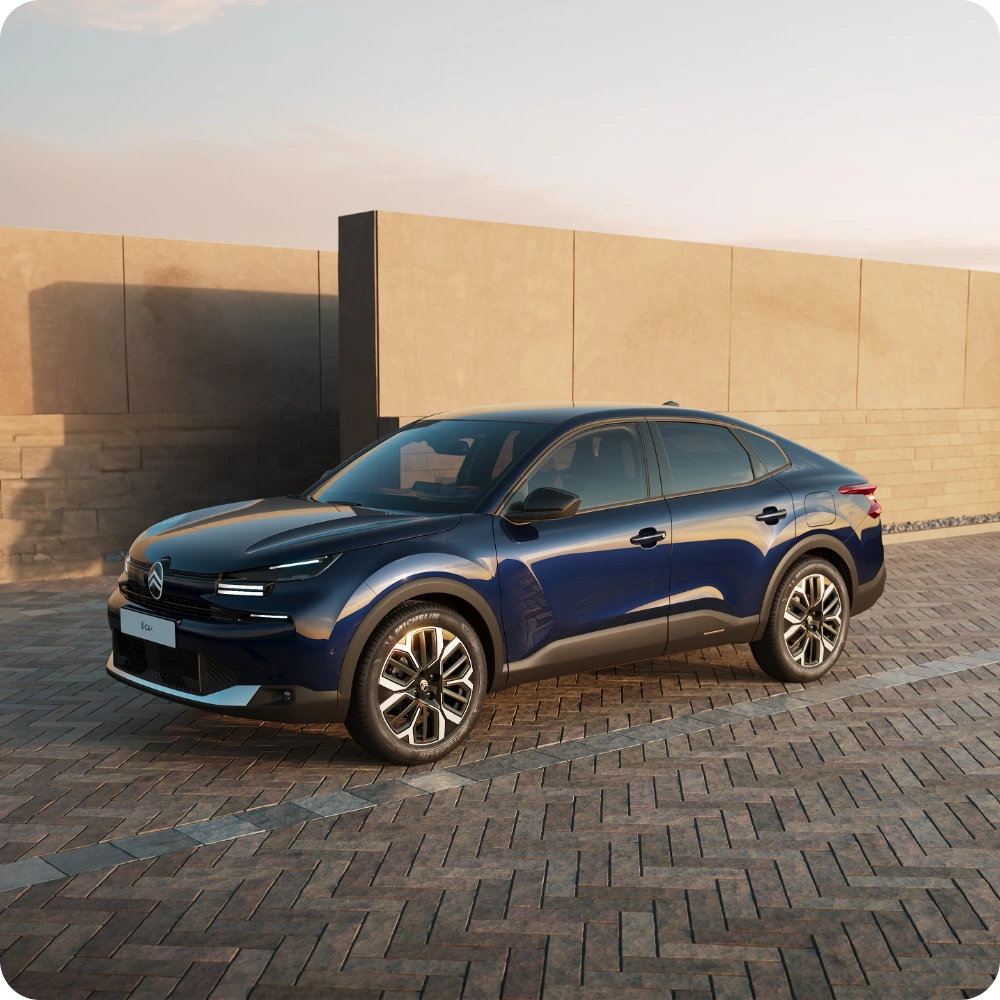 De Citroën ë‑C4 X geparkeerd voor een moderne wand, met een onderscheidend en strak exterieurdesign.