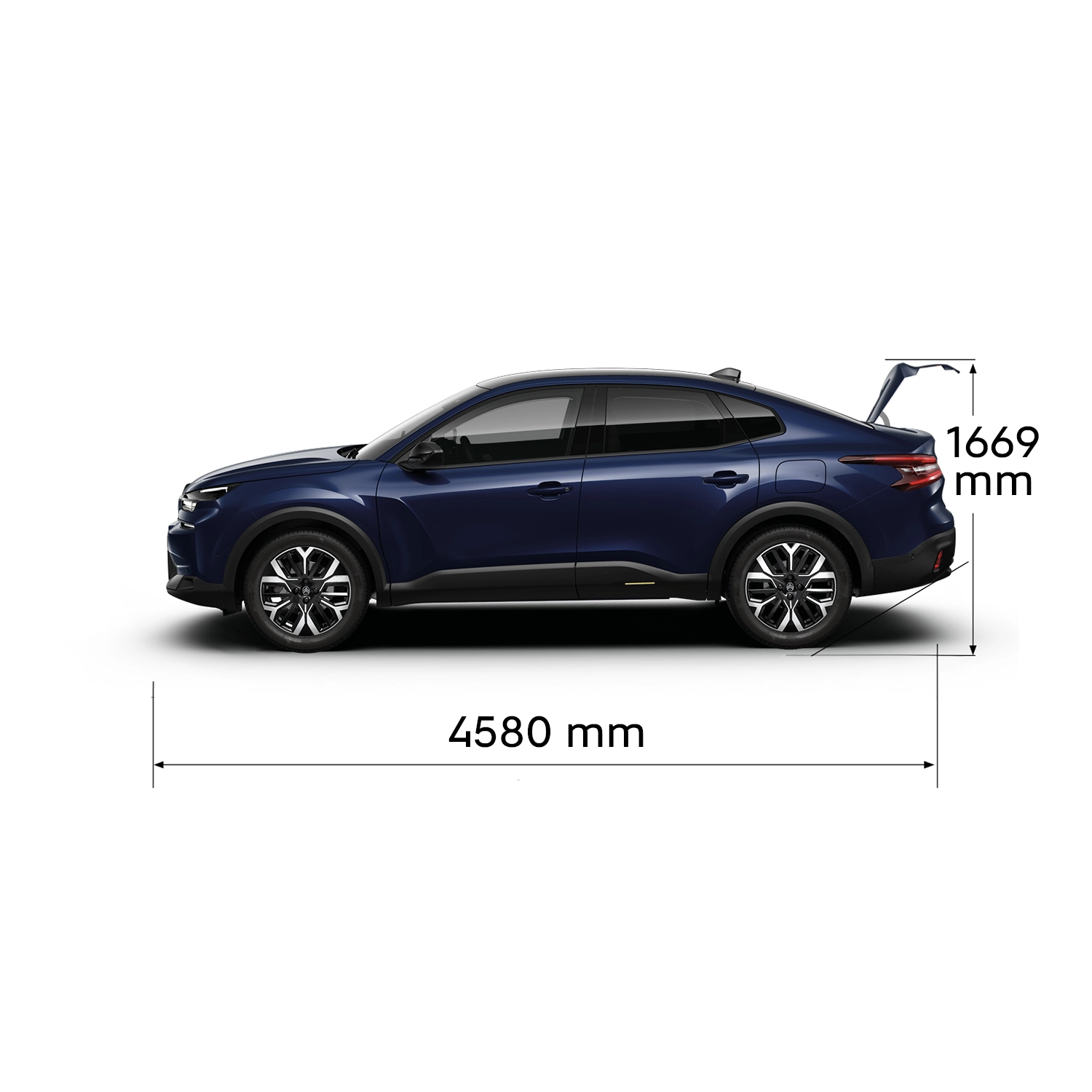 Afbeelding waarop de Citroën ë‑C4 X vanuit verschillende hoeken te zien is, met aangegeven buiten- en binnenafmetingen