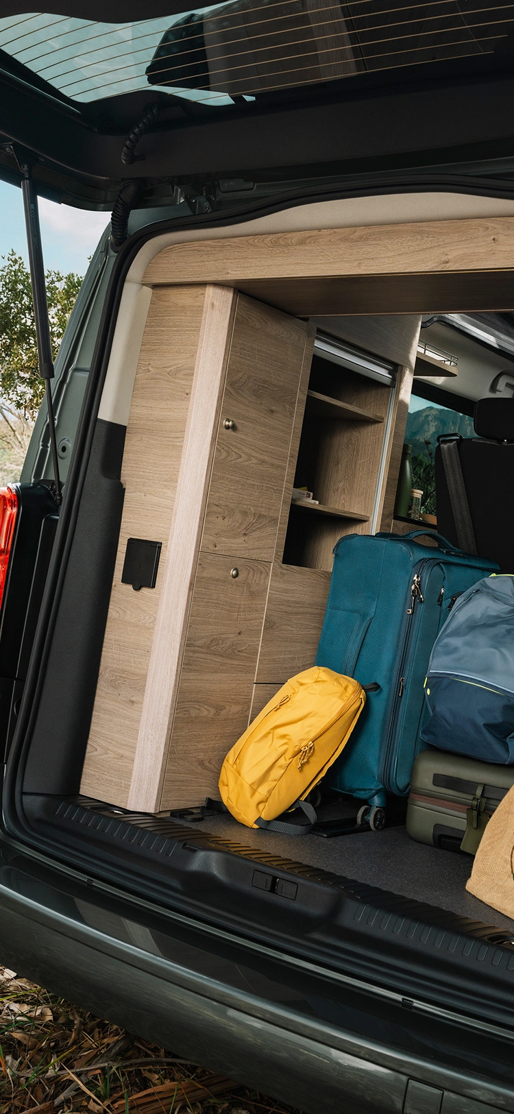 Geopende kofferruimte van een Citroën camper van toont de georganiseerde opbergruimte met bagage en uitrusting