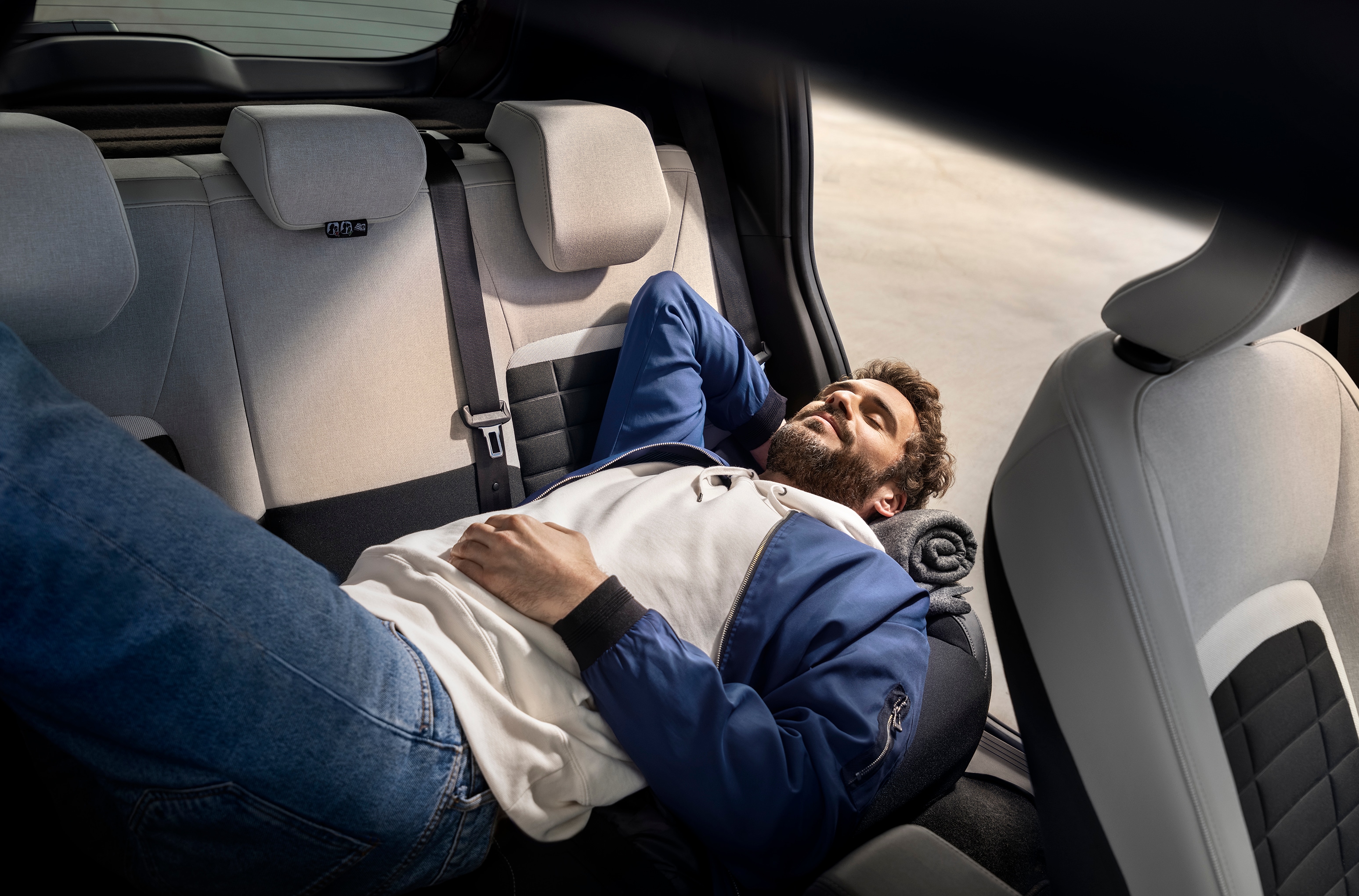 Interieuraanzicht van de Citroën C3 SUV met verstelbaar comfort voor ontspannen en betaalbare stedelijke mobiliteit.